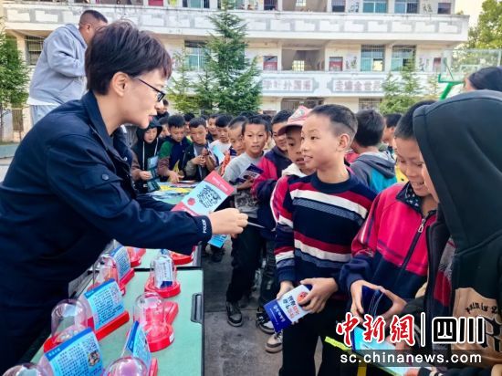 開展青少年毒品預防宣傳教育活動。四川省戒毒管理局供圖 開展青少年毒品預防宣傳教育活動。四川省戒毒管理局供圖