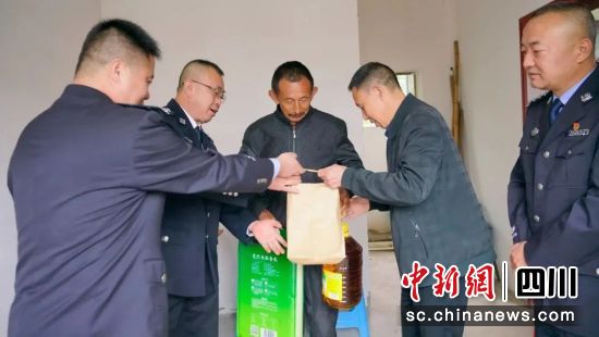 走訪慰問困難群眾。四川省戒毒管理局供圖 走訪慰問困難群眾。四川省戒毒管理局供圖