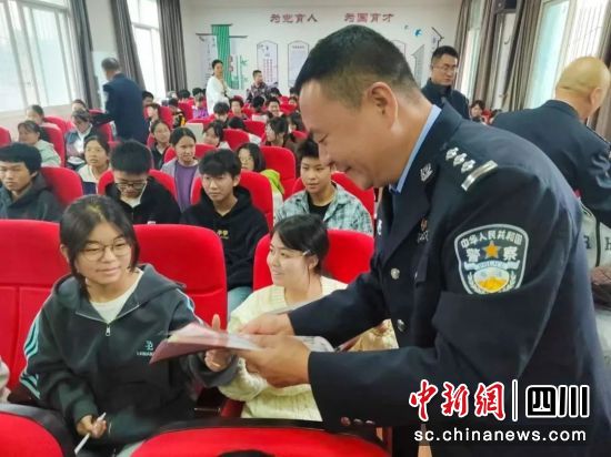 禁毒宣傳進校園。四川省戒毒管理局供圖 禁毒宣傳進校園。四川省戒毒管理局供圖