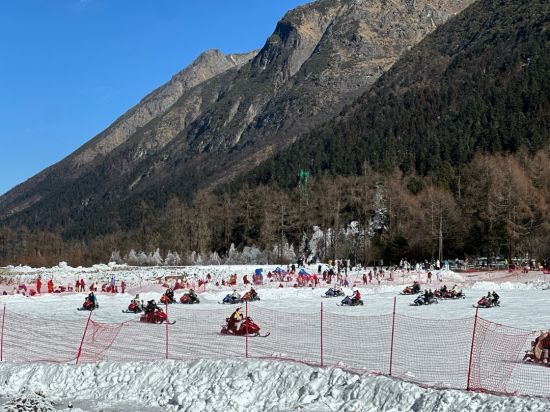 畢棚溝戲雪區玩法多。(受訪者供圖) 畢棚溝戲雪區玩法多。(受訪者供圖)