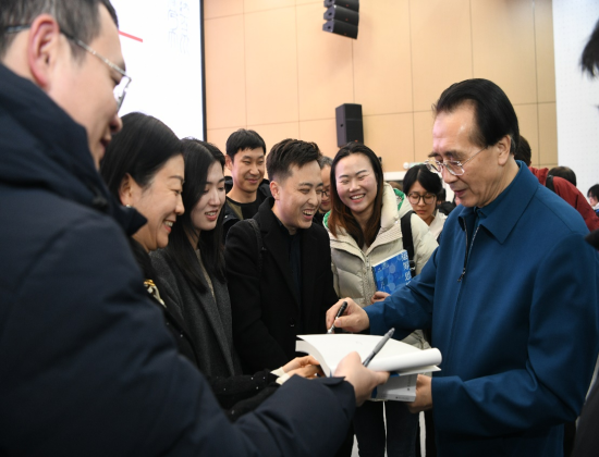 與學生交流互動 與學生交流互動
