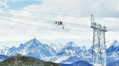 工程跨越折多山。國網四川省電力公司供圖 工程跨越折多山。國網四川省電力公司供圖