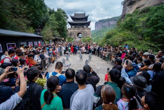 AI機器人表演。劍門關景區(qū)供圖 AI機器人表演。劍門關景區(qū)供圖